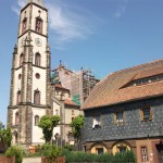 Umgebindehaus und Kirche in Leutersdorf.